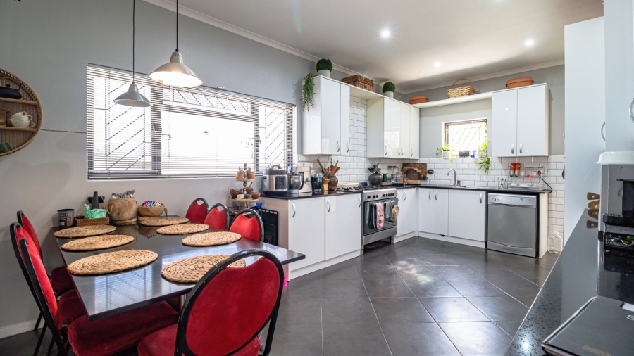 4 Bedroom Property for Sale in Gustrouw Western Cape